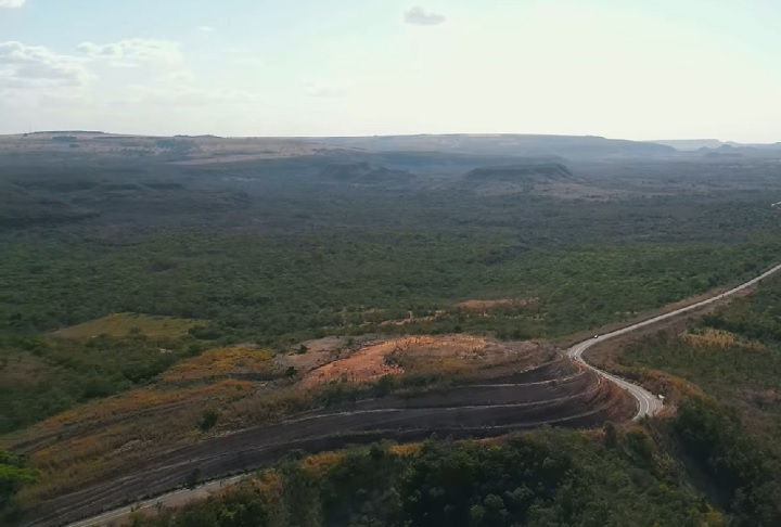 No centro do domo, há uma elevação de rochas mais antigas, vindas do embasamento cristalino, que foram empurradas para cima pela força do impacto. Reprodução: Flipar