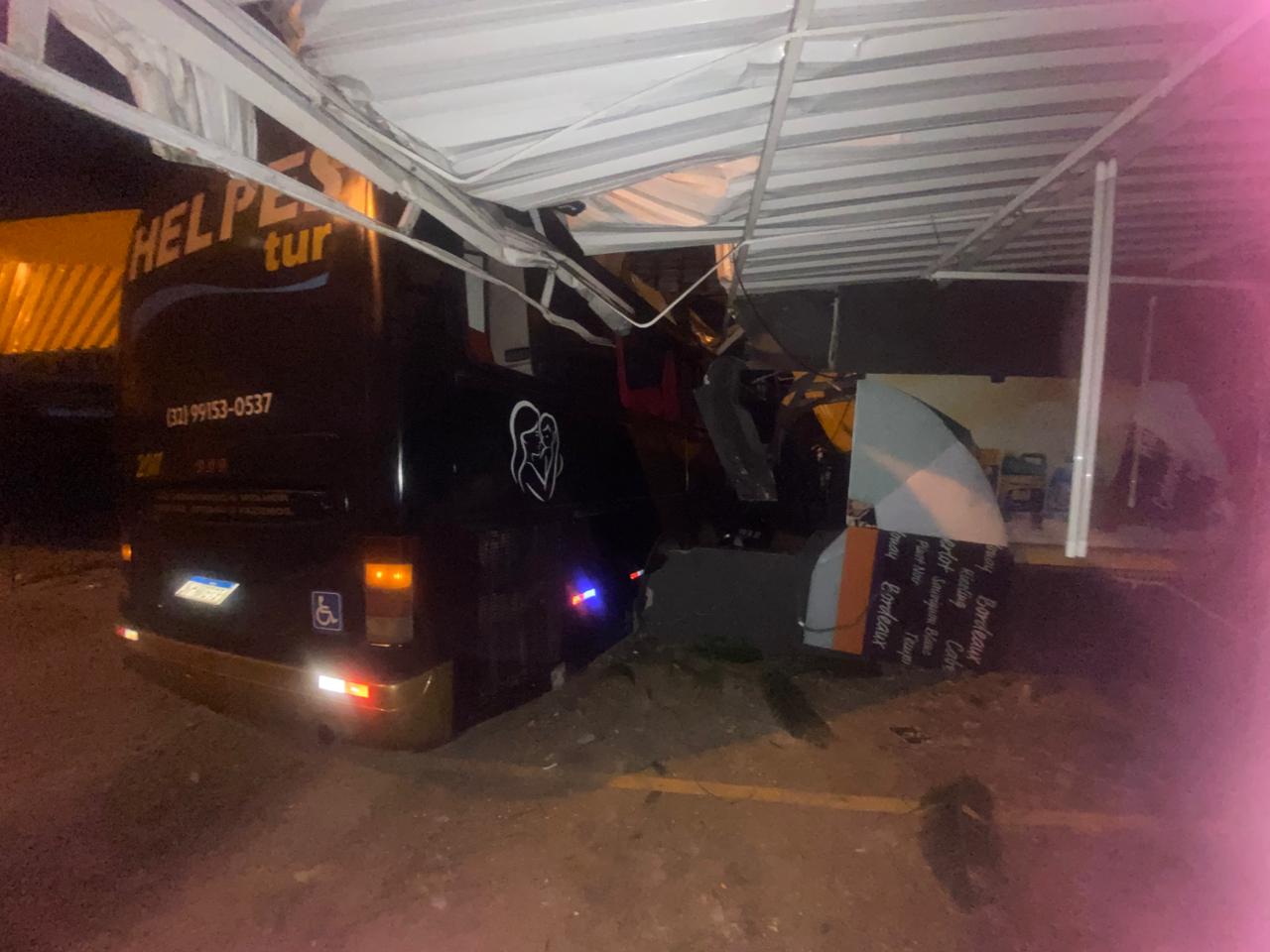 Ônibus invade mercado e deixa 14 feridos em Juiz de Fora (MG). Foto: Daniel Leite Andrade