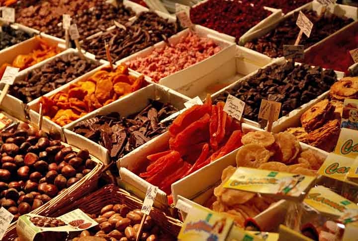No entanto, é preciso ter cuidado na ingestão das frutas secas porque elas têm valor calórico bem superior se comparados à versão fresca. Ou seja, o consumo em grande porções pode contribuir para picos glicêmicos por sua concentração de açúcares naturais, gerando o efeito contrário. 
 Reprodução: Flipar