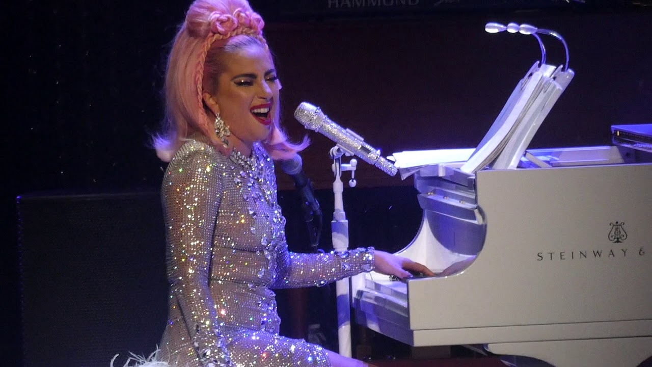 A performance de Lady Gaga no Brasil tem elementos da turnê do disco “Mayhem”, com cinco atos e cenografia teatral, definida pela cantora como “ópera gótica”. 

 Reprodução: Flipar