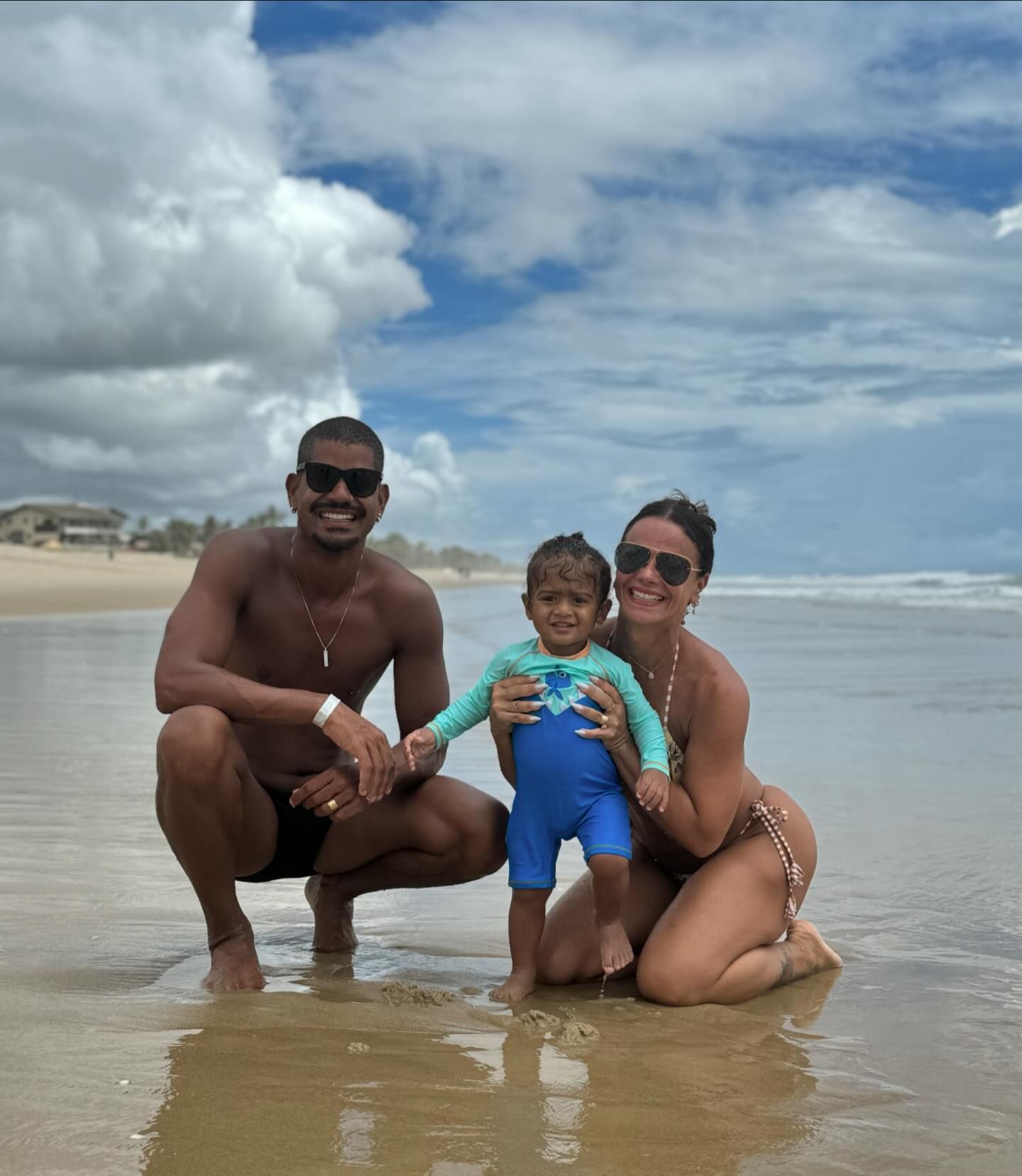 Viviane Araujo ostenta boa forma em dia de praia com a família Reprodução/Instagram