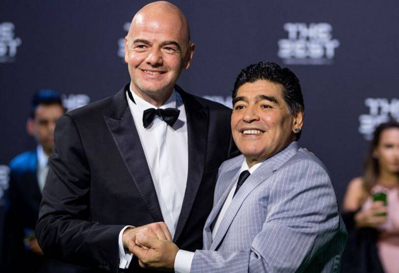 Gianni Infantino e Diego Maradona antes da premiação. Foto: Divulgação