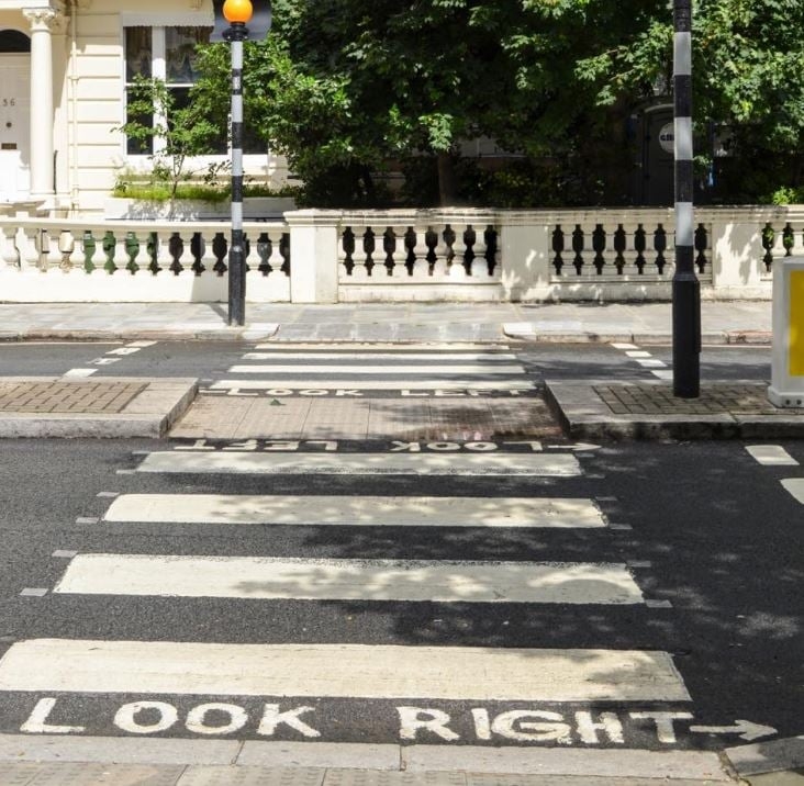 Na Inglaterra, país muito visitado por turistas, as grandes cidades - como a capital Londres - têm avisos para os visitantes pintados no asfalto. Look Right (Olhe à direita) ou Look Left (Olhe à esquerda), para que as pessoas se lembrem da mão de trânsito local.   Reprodução: Flipar