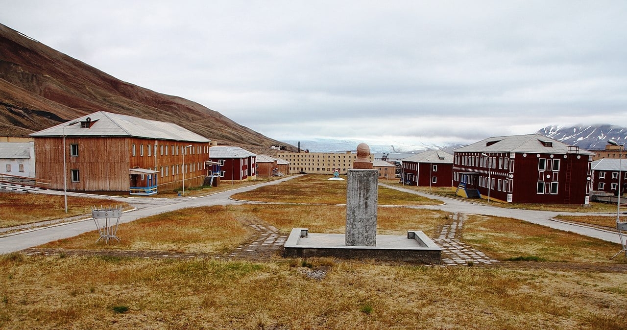 Pyramiden (Noruega) - Cidade construída no auge da União Soviética, recebeu esse nome por causa de um morro em forma de pirâmide. Dependia de subsídios do governo, mas, com o fim da URSS, foi esvaziada. Embora fique na Noruega, pertence à Rússia.   Reprodução: Flipar