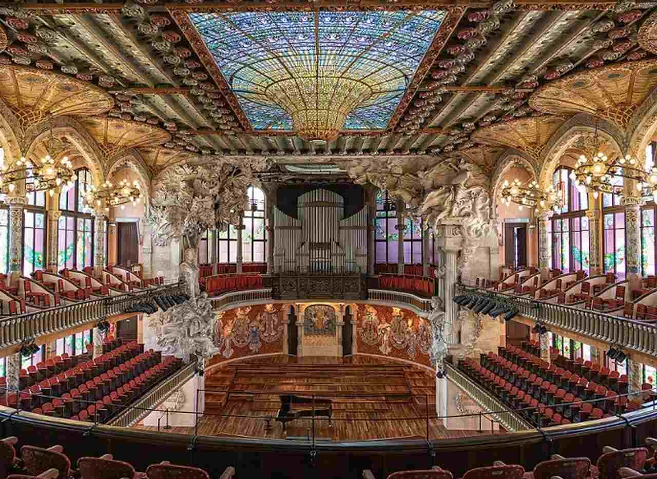 Palau de la Música Catalana - Inaugurado em 1908 e projetado pelo arquiteto Lluís Domènech i Montaner, o Palau de la Música Catalana é uma joia do modernismo catalão. O edifício, com sua fachada ornamentada e interior deslumbrante, é Patrimônio Mundial da UNESCO. Reprodução: Flipar