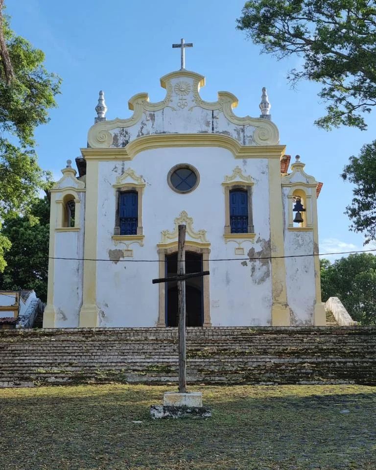 Igreja de Nossa Senhora dos Remédios, situada na Vila dos Remédios, em Fernando de Noronha.. Foto: Reprodução/Instagram @alganoronha 27.12.2022