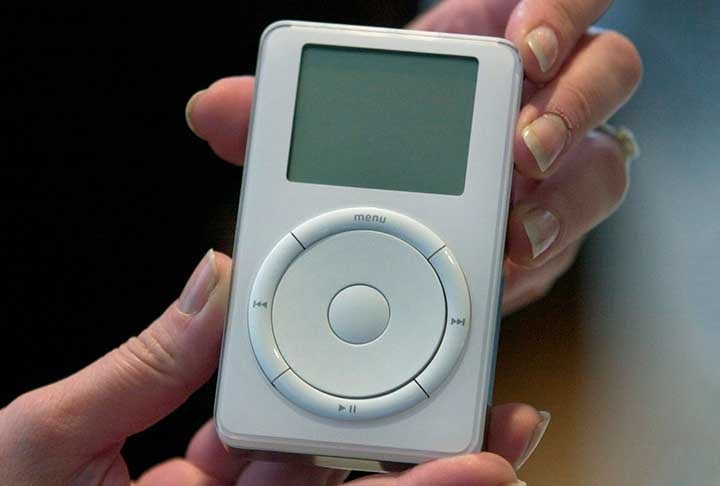 No início dos anos 2000, a Apple lançou o iPod, um tocador de música digital que revolucionou a indústria da música.  Reprodução: Flipar
