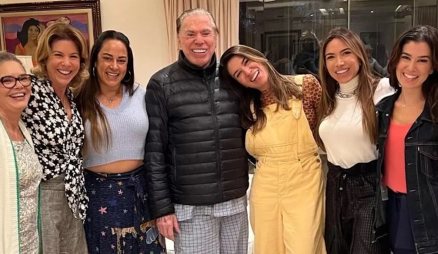 Silvio Santos deixou seis filhas. Cíntia Abravanel, a mais velha, que é mãe do ator Tiago Abravanel, e Silvia Abravanel são fruto do casamento com Maria Aparecida Vieira Abravanel. Na união com Íris Abravanel nasceram Daniela Abravanel Beyruti, Patrícia Abravanel, Rebeca Abravanel e Renata Abravanel. 
 Reprodução: Flipar