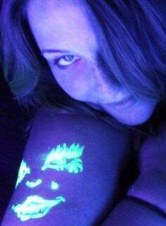 Tatuagem fluorecente para mulher . Foto: Reprodução/Pinterest