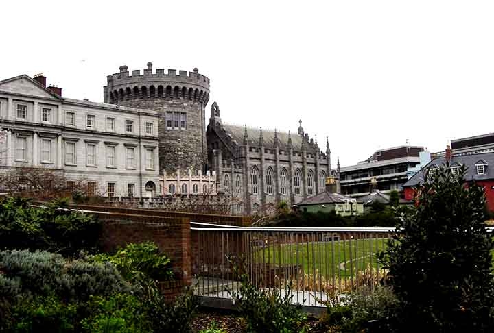 Castelo de Dublin - Dublin - Irlanda. O castelo é uma fortificação histórica que remonta ao Século XIII. Foi ampliado e renovado ao longo dos séculos, abrigando atualmente a sede do governo irlandês. O complexo inclui a Torre de Águia, a Capela Real e os jardins, sendo um popular ponto turístico e oferecendo uma visão da história medieval e moderna da Irlanda. Reprodução: Flipar