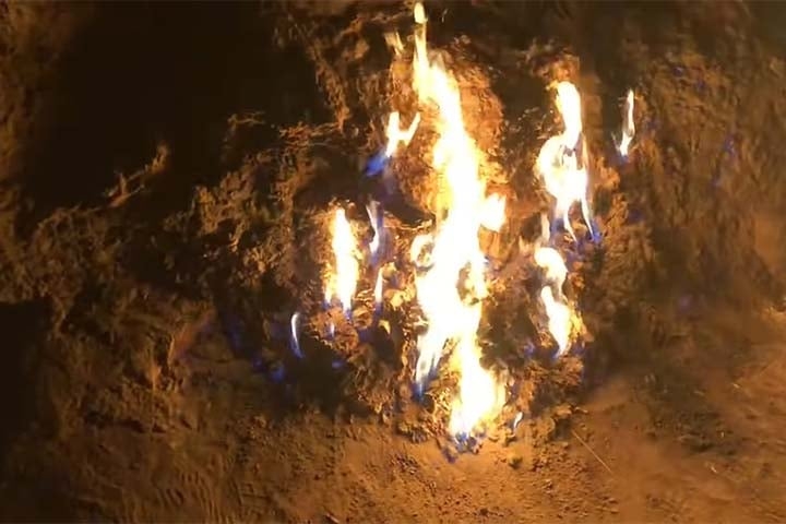 Além de sua importância espiritual e cultural, Yanar Dagh também é um símbolo da riqueza geológica do Azerbaijão. Saiba mais sobre o país! Reprodução: Flipar