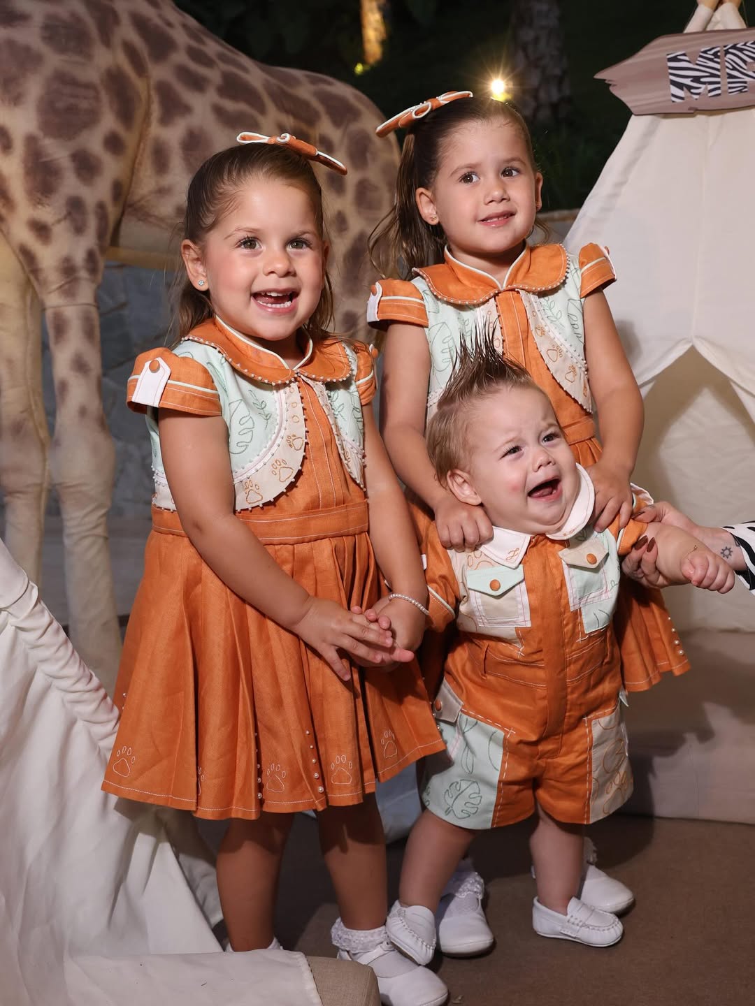 José Leonardo com as irmãs, Maria Flor e Maria Alice. Foto: Reprodução Instagram @virginia e @zefelipe