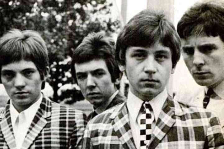 O artista inglês teve sua primeira banda aos 12 anos. Entre 1965 e 1968, ele fez parte da The Small Faces, à qual retornou para um novo período, de 1975 a 1978. 

 Reprodução: Flipar