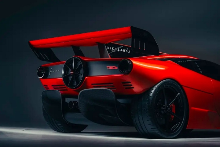 Com um design marcante, o modelo atinge até 363 km/h e leva pouco mais de 2,7 segundos para chegar de 0 a 100 km/h. Porém, não é permitido rodar com ele nas ruas, sendo um carro exclusivo para as pistas especiais. Reprodução: Flipar