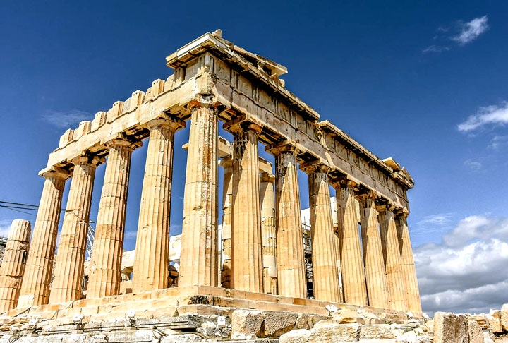 Acrópole - Atenas - Grécia. Monumento que data do século V a.C. O Parthenon, dedicado à deusa Atena, é o principal destaque, representando a arquitetura clássica grega. A Acrópole é um importante símbolo da cultura e da história grega antiga, e reconhecida, inclusive, como Patrimônio Mundial da UNESCO. Reprodução: Flipar