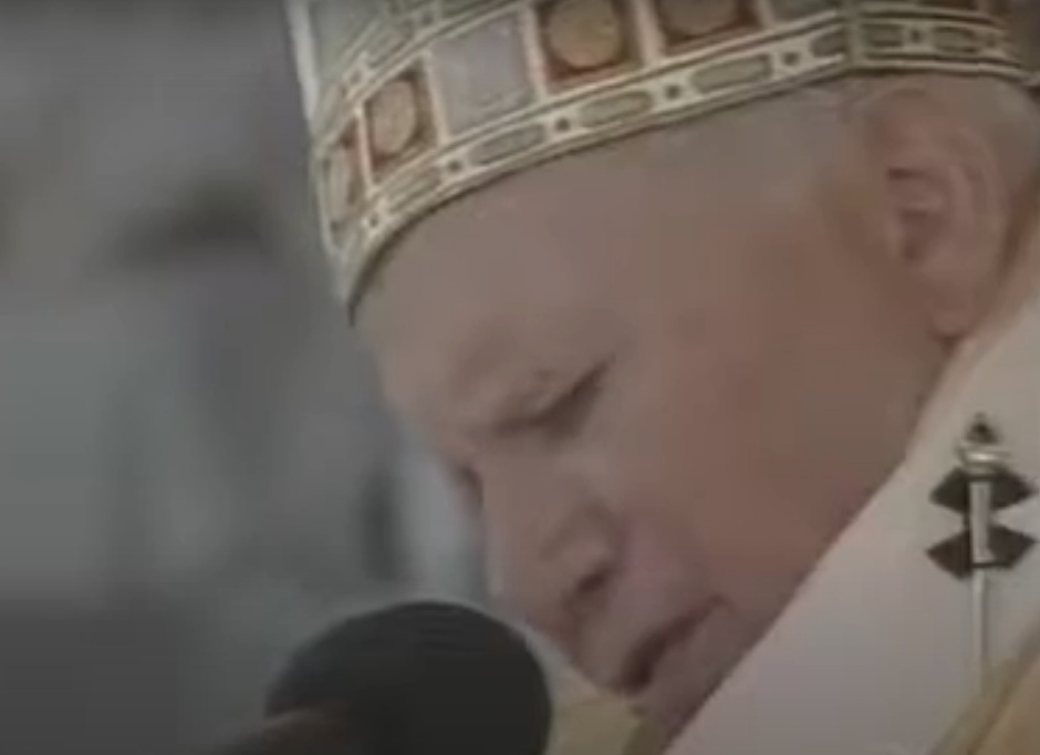 Sua condição foi finalmente reconhecida publicamente pelo Vaticano em 2003, e muitos acreditam que sua luta contra o Parkinson fortaleceu ainda mais sua imagem de líder espiritual resiliente. Reprodução: Flipar