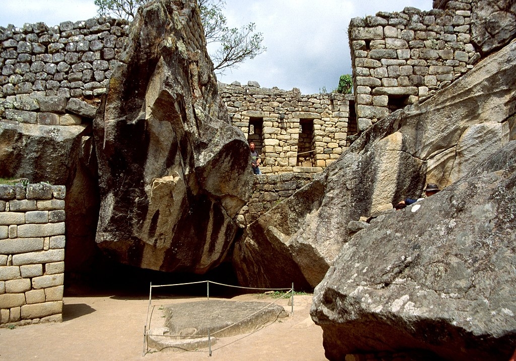 O Templo do Condor é único e chama a atenção pela cabeça do Condor, esculpida em uma pedra. Ele foi feito para os incas estudarem o funcionamento do mundo e a Trilogia Andina sobre o mundo acima, este mundo e o mundo abaixo. Nele, há uma caverna que estudiosos acreditam ter sido usada como prisão. Reprodução: Flipar