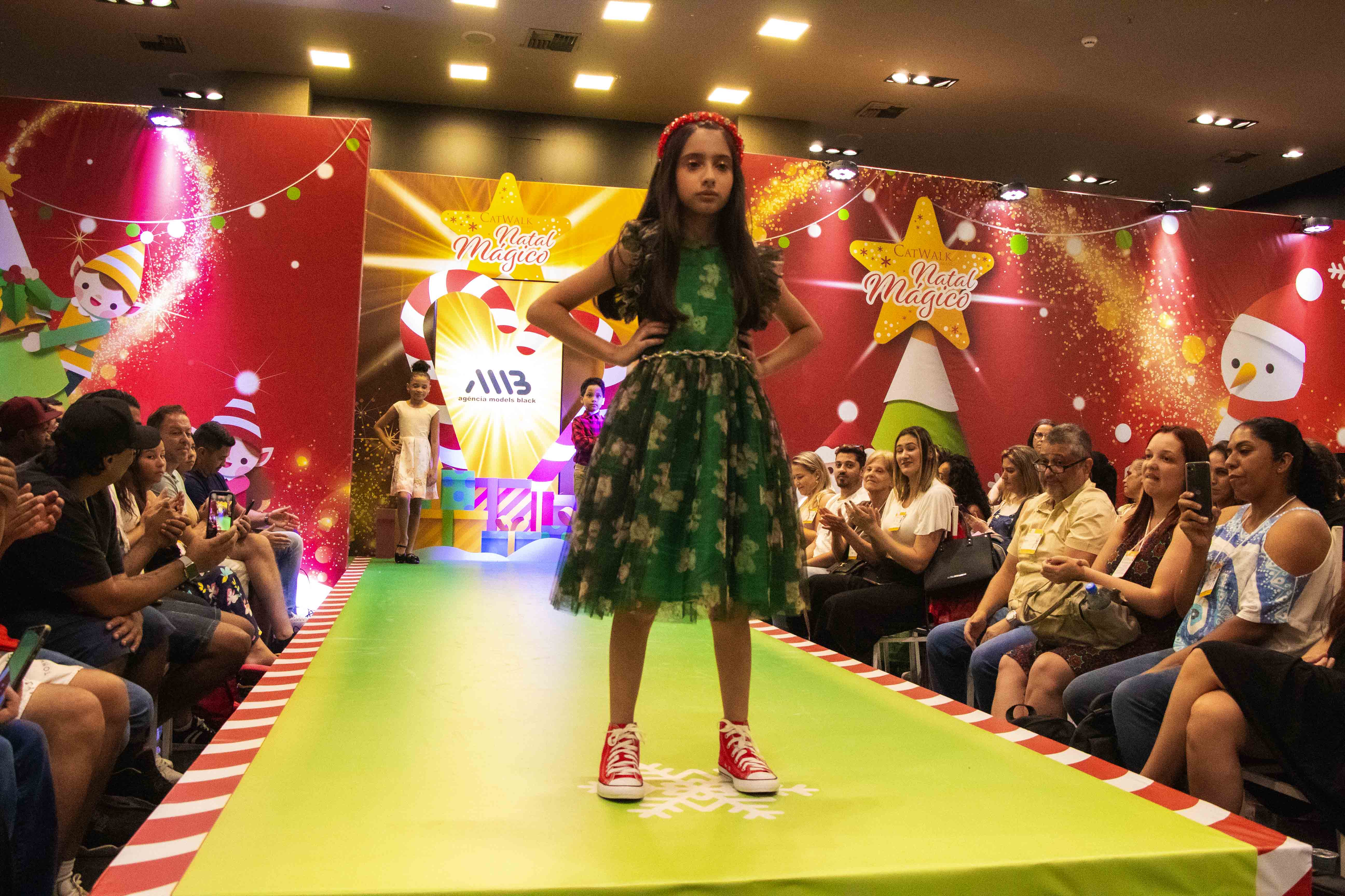 1º dia do Catwalk Brasil apresenta tendências de looks para festas de final de ano