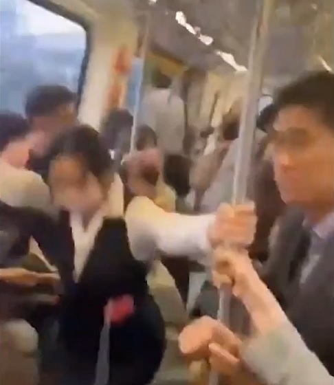Vários vídeos viralizaram nas redes sociais mostrando o momento do tremor. Um deles mostra pessoas assustadas dentro de um vagão de metrô. Reprodução: Flipar