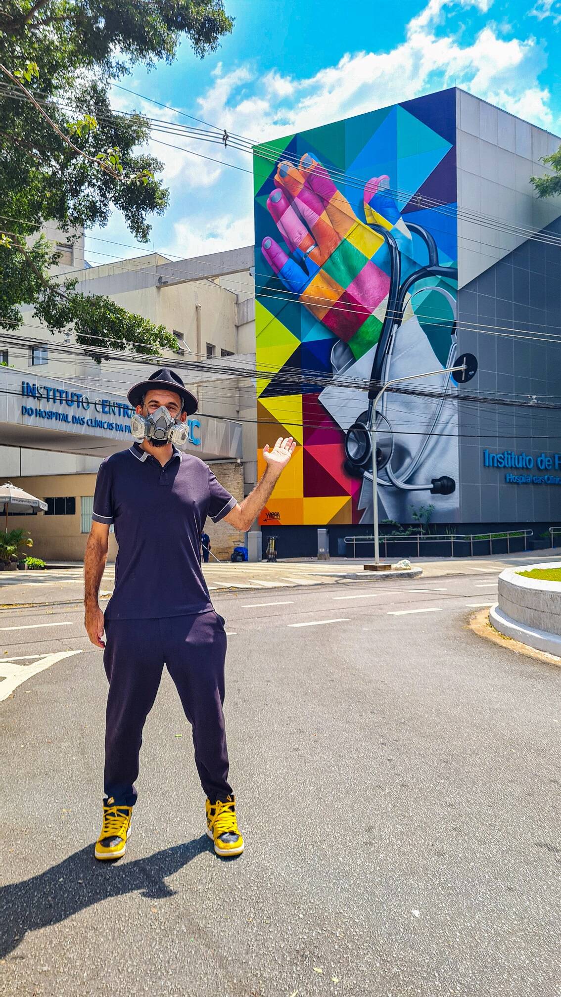 Kobra em frente ao novo mural. Agora, o artista urbano trabalha para finalizar o mural "Metamorfoses", em uma imensa parede vertical no Prédio dos Ambulatórios do Hospital das Clínicas de São Paulo. Foto: drone.cyrillo