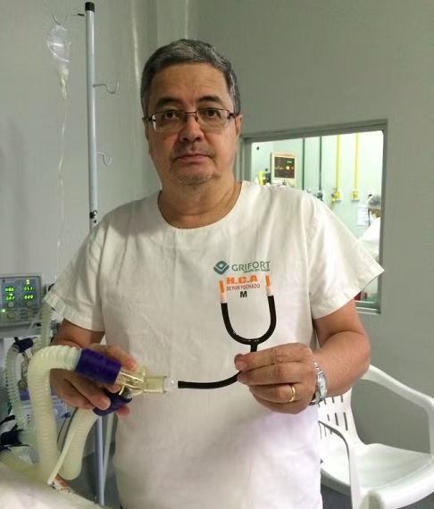 Para evitar o procedimento, ele usou criatividade e adaptou um estetoscópio, transformando-o em um respirador improvisado. Reprodução: Flipar