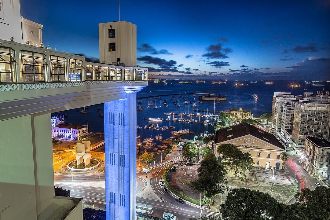 Salvador tem uma cidade alta e uma cidade baixa, duas regiões da cidade que se unem não apenas pelas ruas, mas também pelo famoso Elevador Lacerda, inaugurado em 1873, e restaurado duas vezes (em 1930 e 1997). É o primeiro elevador urbano do mundo e tem 72 metros.  Reprodução: Flipar
