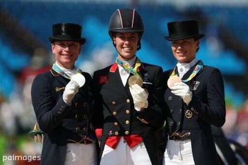 As três medalhistas: prata para alemã Isabell, ouro para a britânica Charlotte e bronze para a alemã Kristina. Foto: Reprodução/Twitter