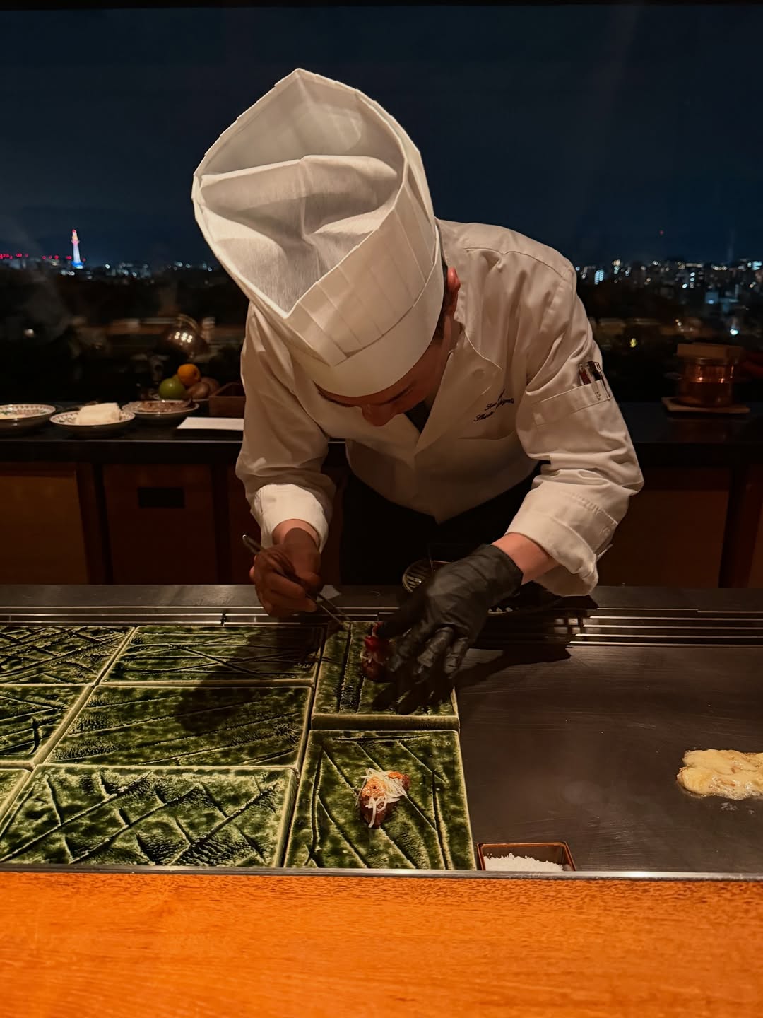 João Guilherme posa sem camisa no Japão e usa cueca do Pikachu. Foto: Instagram