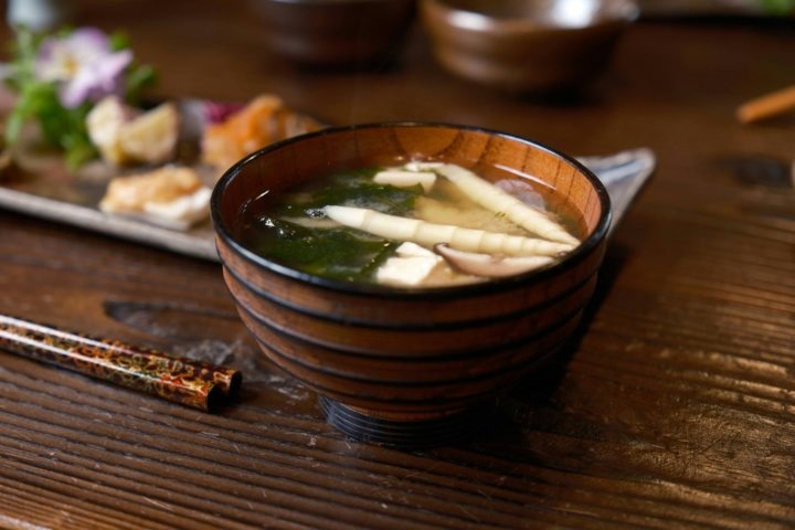 Miso shiru: Sopa de miso com tofu, algas marinhas e outros ingredientes. Uma sopa tradicional japonesa, rica em proteínas e nutrientes. Reprodução: Flipar