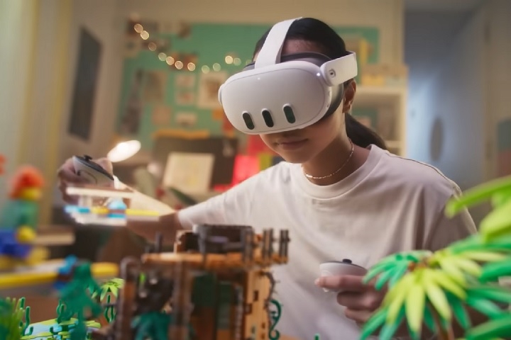 O usuário pode jogar, ver filmes, mandar mensagens e até trabalhar, tudo sem precisar pegar no celular. Reprodução: Flipar