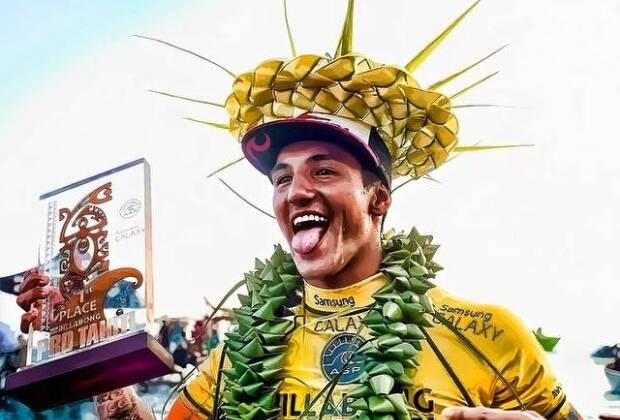 O brasileiro Gabriel Medina virou ídolo nacional ao conquistar o título inédito do WTC para o Brasil Reprodução Facebook