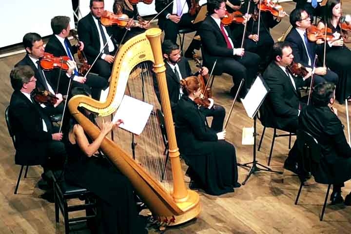 Hoje a harpa é usada em orquestras e apresentações solo, especialmente na música clássica e new age, para criar atmosferas calmas e introspectivas. Reprodução: Flipar