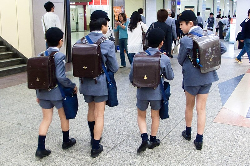 No entanto, os japoneses simbolicamente ainda comemoram apenas os meninos em 5 de maio e as meninas são celebradas em 3 de março. 