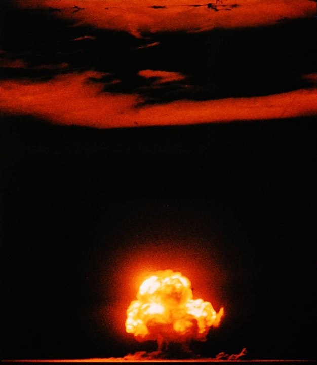 A primeira explosão foi chamada de “Trinity”, um teste realizado pelos EUA na base de Alamogordo, a 193 km de Albuquerque. Esta é uma das poucas fotos coloridas da explosão. 