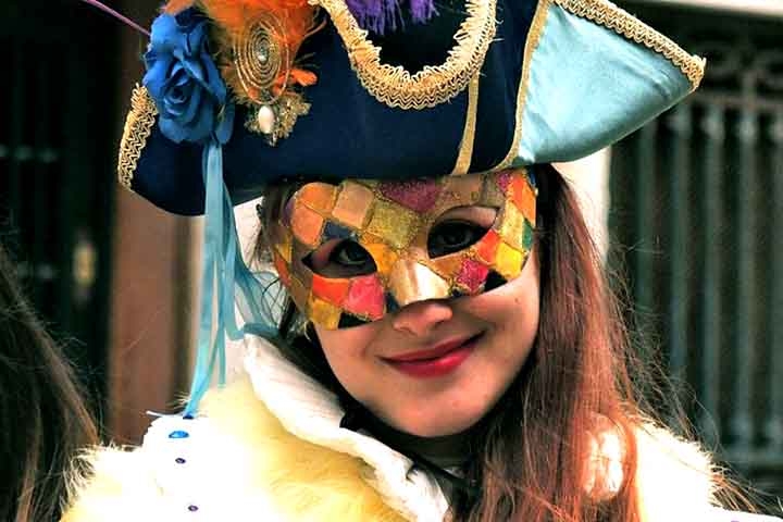 No Carnaval brasileiro, os personagens aparecem ainda hoje representados em blocos e salões com suas caracterizações clássicas. Eles foram integrados à festa no Brasil graças a composições que se inspiraram na commedia dell’arte no início do século 20.
 Reprodução: Flipar