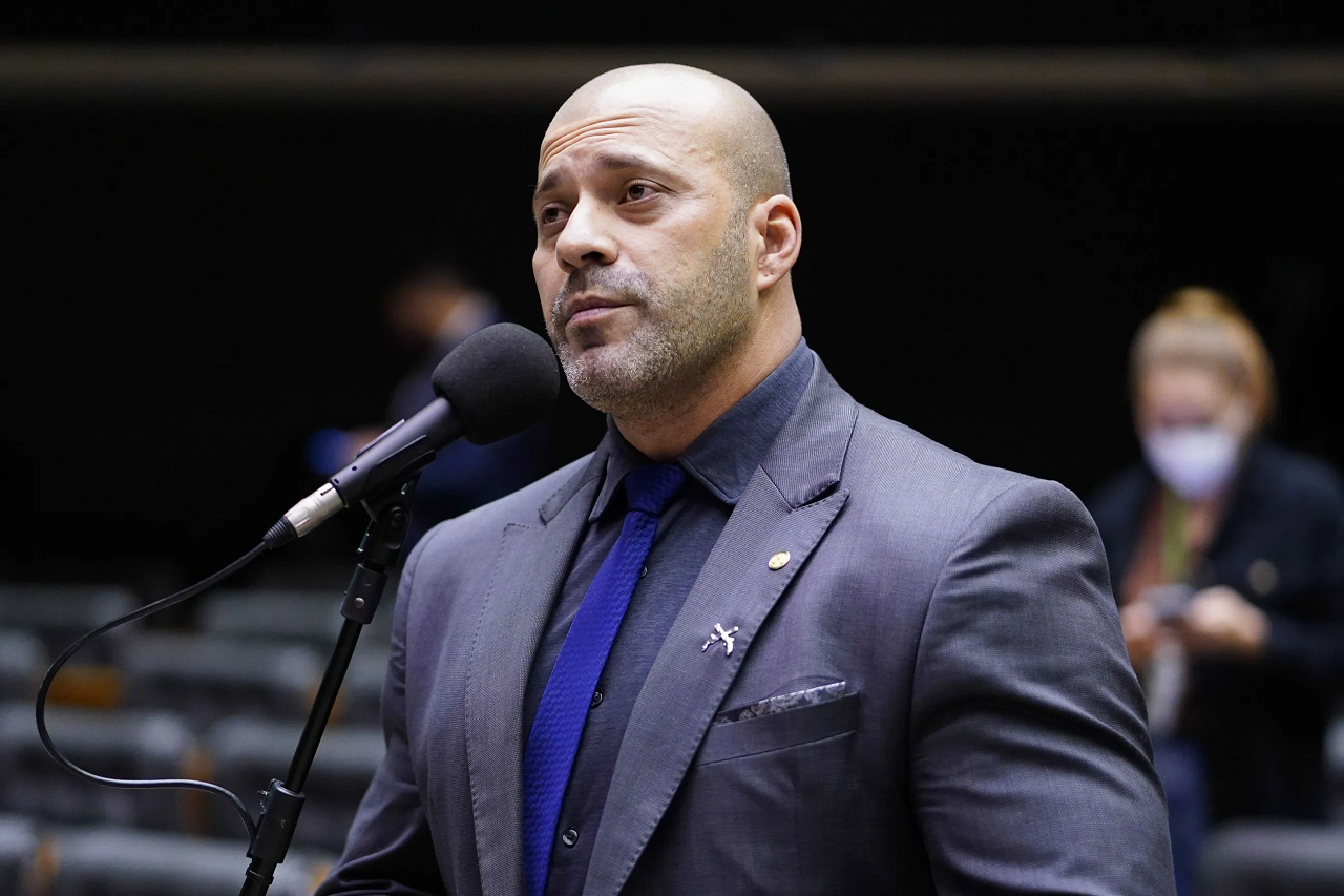 Daniel Silveira: Preso em regime fechado em Bangu 8 (RJ), condenado a 8 anos e 9 meses por ameaças ao Estado Democrático de Direito e coação, após violar liberdade condicional. Foto: Reprodução