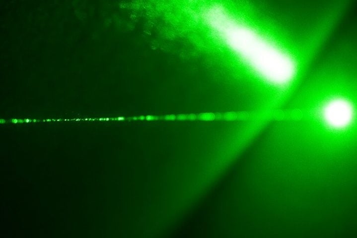 Inicialmente, a equipe tentou medir o local com um medidor a laser comum, mas não deu certo porque a distância era maior do que o limite de 100 metros que o aparelho alcançava. Reprodução: Flipar