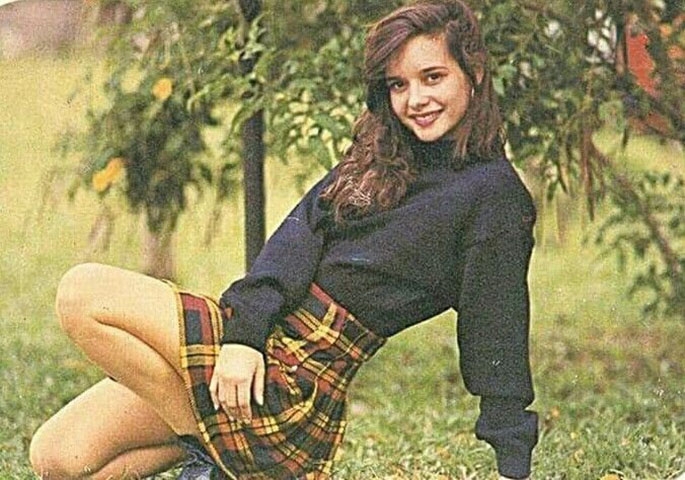 Daniella já tinha outros trabalhos na TV antes de ser assassinada. Ela também era bailarina e filha de Glória Perez com Luiz Carlos Saupiquet Perez.  Depois da morte de Daniella, o casal teve mais dois filhos.  Reprodução: Flipar