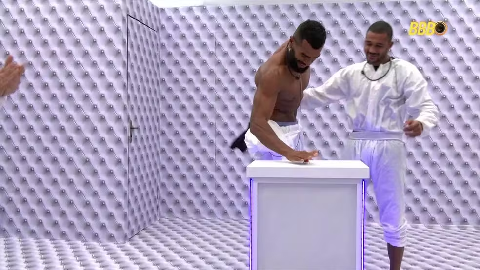 Ricardo aperta o botão e desiste do Quarto Branco do BBB26. Foto: TV Globo