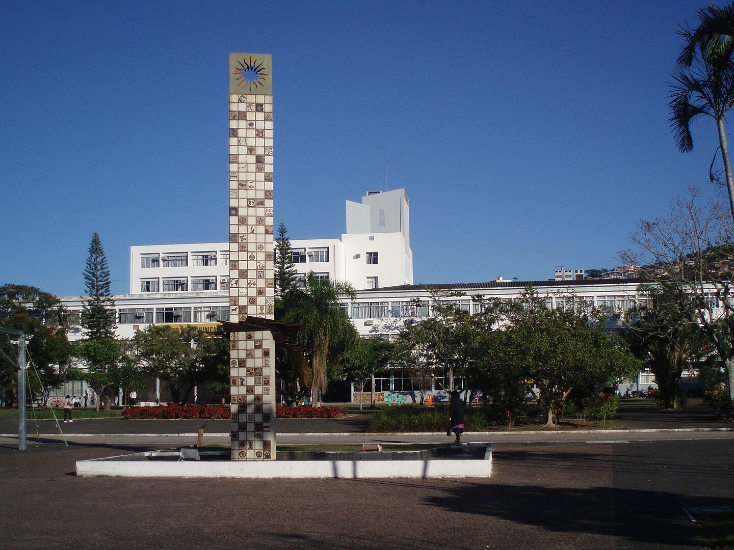 A Universidade Federal de Santa Catarina foi fundada em 18/12/1960 e fica na capital Florianópolis. No ranking mundial da Times Higher Education, a UFSC é uma das doze brasileiras entre as 1200 melhores universidades do mundo.  Reprodução: Flipar