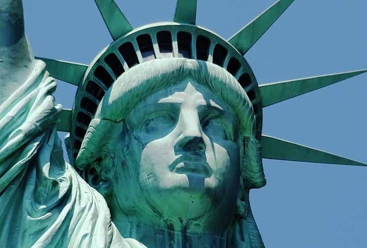Pelo mundo, existem várias réplicas da Estátua da Liberdade em diferentes tamanhos e materiais, sempre com a referência de um dos monumentos mais simbólicos da história da humanidade. Veja algumas imitações da estátua pelo planeta. Reprodução: Flipar