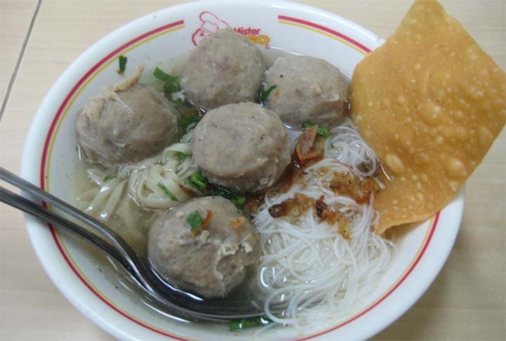 Bakso: prato de almôndegas servido na Indonésia.  Embora seja comumente preparado com carne moída e farinha de tapioca, também pode ser feito a partir de outros ingredientes, como frango, porco, peixe ou camarão. Sua textura, densa e homogênea devido ao tipo de trituração da carne, é o que difere esta receita de outros pratos de almôndegas. Reprodução: Flipar
