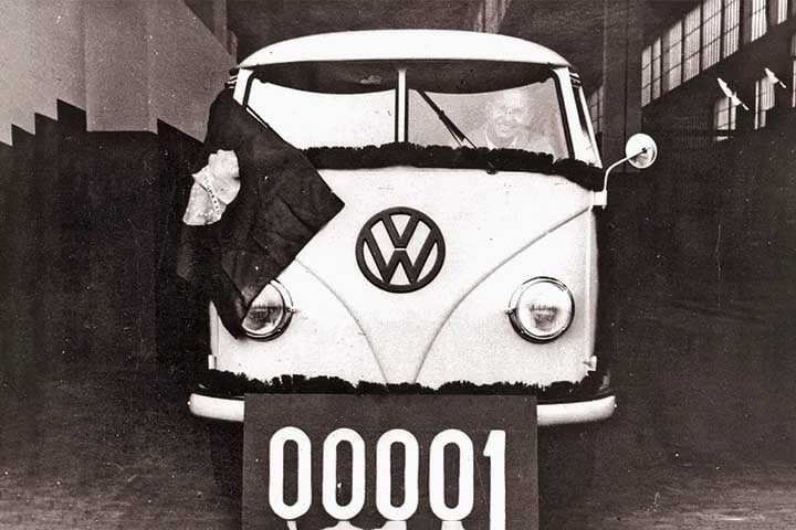 No lançamento histórico, a primeira unidade da van - chassi 001 - recebeu bandeira brasileira e decoração com lauréis antes de ser fotografada e lançada no mercado.
 Reprodução: Flipar