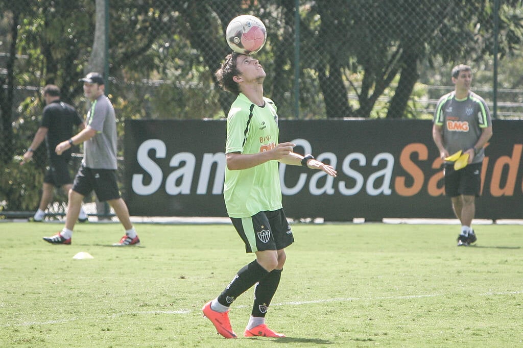 Bernard brinca com a bola durante o treino do Atlético-MG Bruno Cantini/Clube Atlético Mineiro