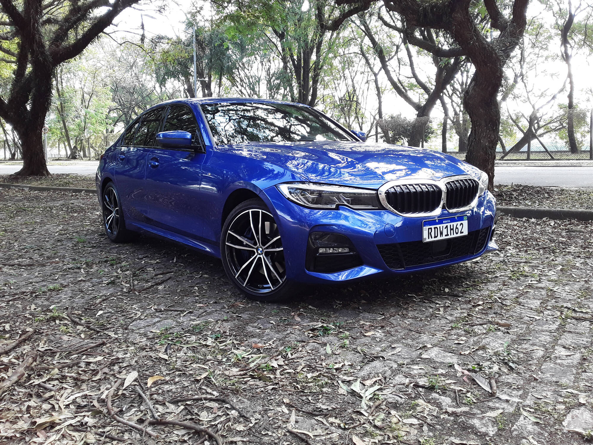 BMW 330e MSport: sedã reúne melhor de dois mundos e faz até 26,8 km/l