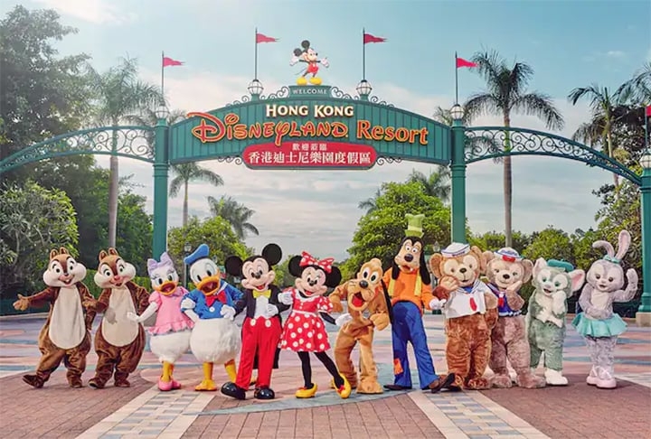 Hong Kong Disneyland, em Hong Kong, unidade autônoma no sudeste da China.  Inaugurada em 2005, é o primeiro parque temático da Disney na China e está localizada na ilha de Lantau, em Hong Kong. Com atrações icônicas e elementos culturais locais. Reprodução: Flipar