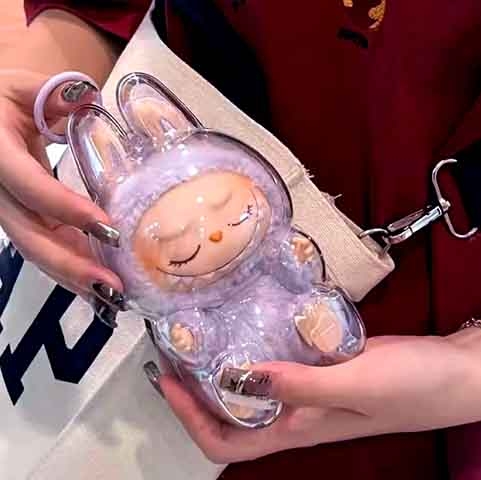 O visual do bichinho pode variar bastante, afinal existem muitas versões e colaborações especiais. Algumas delas, com roupas temáticas, inspiradas em feriados, filmes ou personagens famosos.
 Reprodução: Flipar