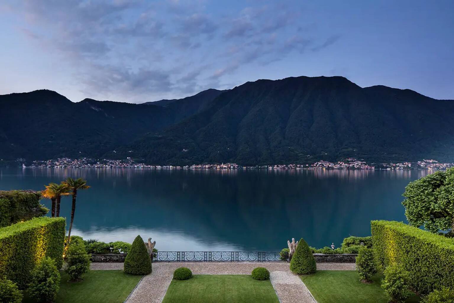 A propriedade tem quase tês hectares de gramados e jardins, duas piscinas e acesso privativo ao lago. Foto: Airbnb