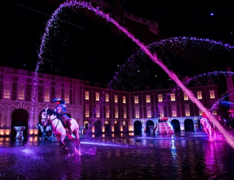 6°) Puy du Fou (Les Epesses, França): O parque oferece shows grandiosos com encenações de batalhas, eventos dramáticos e performances artísticas, tudo com cenários elaborados e efeitos especiais impressionantes.