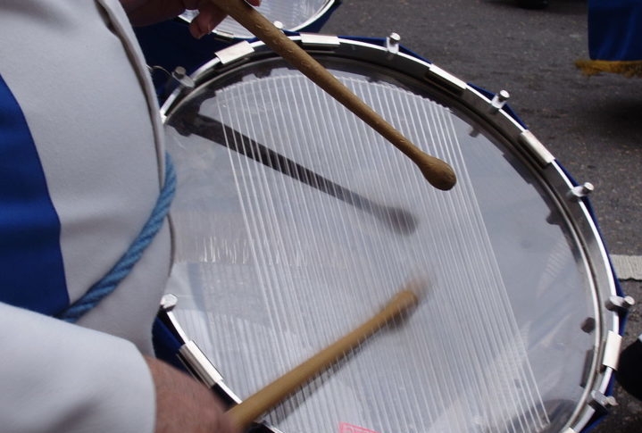 Tambor-mor: É o instrumento de maior destaque na bateria, e é responsável por dar o ritmo básico do samba. Reprodução: Flipar
